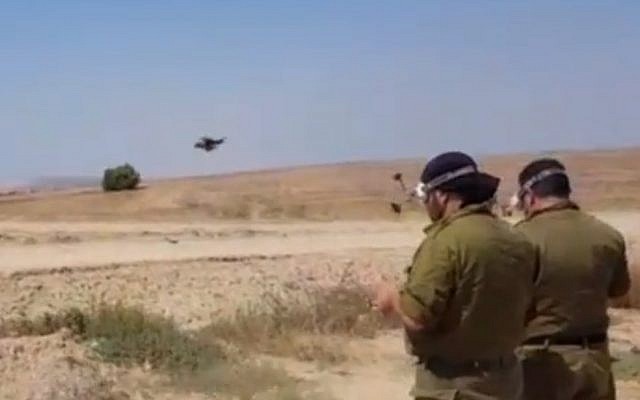Des réservistes de l'armée de l'air utilisent des drones pour repérer et abattre des ballons et des cerfs-volants en provenance de Gaza qui sont équipés de matériaux inflammables pour incendier les champs israéliens, le 7 juin 2018. (Capture d'écran de Hadashot News) Des réservistes de l'armée de l'air utilisent des drones pour repérer et abattre des ballons et des cerfs-volants en provenance de Gaza qui sont équipés de matériaux inflammables pour incendier les champs israéliens, le 7 juin 2018. (Capture d'écran de Hadashot News)