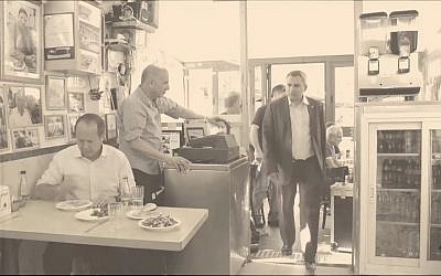 La vidéo de soutien de Nir Barkat à la candidature de Zeev Elkin aux élections municipales de Jérusalem. (Crédit : capture d'écran Facebook)