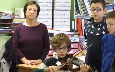 Edith Moskovic, rescapée de la Shoah, devant des écoliers (Crédit: capture d'écran AC-Montpellier)