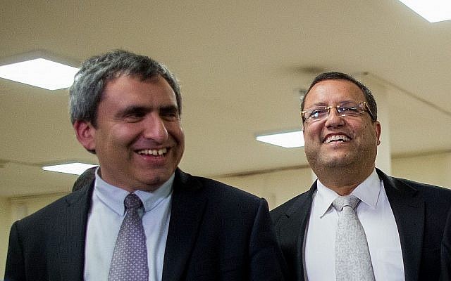 Le ministre du Likud Zeev Elkin (G) et Moshe Lion au Parlement israélien le 26 mars 2015 (Yonatan Sindel/FLASH90).