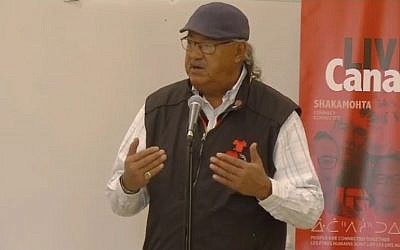 Eugène Arcand, survivant des pensionnats autochtones au Canada, ici lors d'une conférence e, octobre 2017 (Crédit: capture d'écran LIVEartSaskatchewan/Youtube)