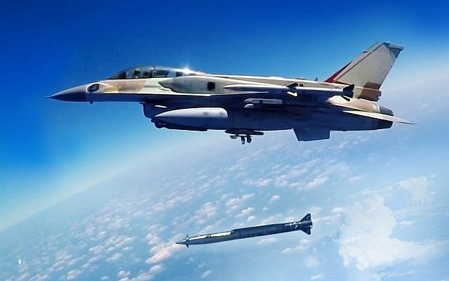 Un avion-chasseur israélien F-16 lance une roquette air-sol sur une photographie non-datée (Crédit : Israeli Military Industries Systems and Israel Aerospace Industries)