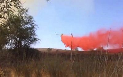 Des champs en flammes sur la frontière avec Gaza, le 3 juin 2018 (Capture d'écran :Ynet news)