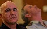L'ex-chef de l’agence de sécurité intérieure du Shin Bet, Yoram Cohen (à gauche) et l'ex-chef d'état-major de l’armée israélienne, le général Benny Gantz, en décembre 2011. (Crédit : Miriam Alster/Flash90)