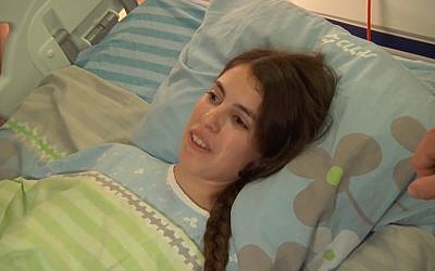 Shuva Malka, victime de l'attaque au couteau d'Afula, remercie le peuple juif pour ses prières, depuis son lit d'hôpital au centre médical HaEmek, le 17 juin 2018. (Crédit : Capture d'écran Ynet)