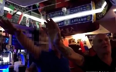 Des supporters anglais dans un bar de Volograd le soir du match Tunisie-Angleterre (Crédit: capture d'écran Mirror)