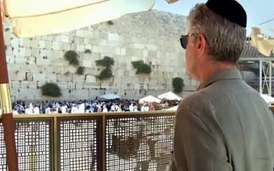 Anthony Bourdain au mur Occidental. (Crédit : Youtube)