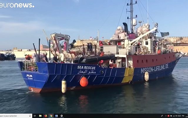 Le navire de l'ONG allemande Lifeline. (Crédit : Capture d'écran YouTube) Le navire de l'ONG allemande Lifeline. (Crédit : Capture d'écran YouTube)