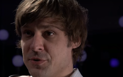 Le chanteur compositeur John Maus, qui s'est retiré en juin 2018 du festival Pop-Kultur de Berlin, en réponse aux pressions des militants du boycott anti-Israël. (Crédit : capture d'écran YouTube)