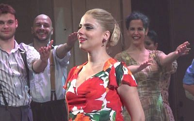 La chanteuse Shiri Maimon lors de la dernière représentation de "Evita" à Habima, au mois de mars 2017. (Capture d'écran : YouTube)