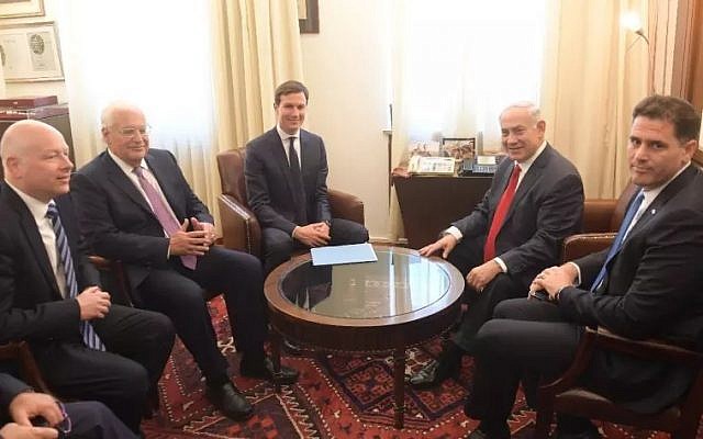 Le Premier ministre Benjamin Netanyahu (2e à partir de la droite) rencontre à Jérusalem l'ambassadeur d'Israël aux États-Unis, Ron Dermer (à droite), le conseiller de la Maison-Blanche Jared Kushner (au centre), l'ambassadeur des États-Unis en Israël David Friedman (2e à gauche) et l'envoyé spécial Jason Greenblatt, le 22 juin 2018 (Kobi Gideon/GPO).