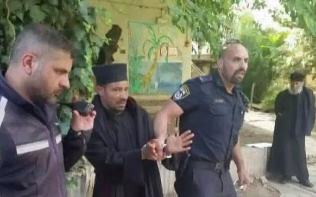 Capture d'écran de la Dixième chaîne d'information montrant des policiers en train d'emmener un moine éthiopien menotté hors d'une propriété de l'Église éthiopienne à Jérusalem, le 31 mai 2018. Capture d'écran de la Dixième chaîne d'information montrant des policiers en train d'emmener un moine éthiopien menotté hors d'une propriété de l'Église éthiopienne à Jérusalem, le 31 mai 2018.