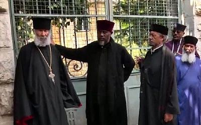 Des moines éthiopiens devant un complexe appartenant à Église éthiopienne, duquel ils ont été expulsés par la police israélienne le 31 mai 2018. (Le plus âgé, un homme de 84 ans, est à gauche). (Crédit : capture d'écran Dixième chaîne)