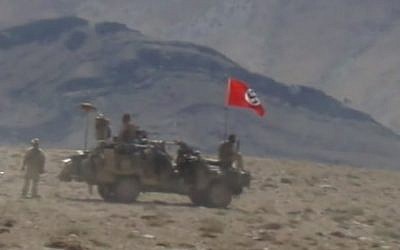 Un véhicule de l'armée australienne photographié en 2007 avec un drapeau nazi, durant une opération en Afghanistan. (Crédit : capture d'écran YouTube)