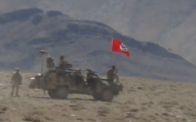Un véhicule de l'armée australienne photographié en 2007 avec un drapeau nazi, durant une opération en Afghanistan. (Crédit : capture d'écran YouTube)