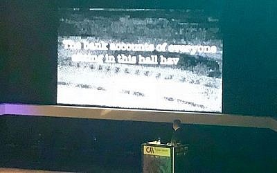 Le Premier ministre Benjamin Netanyahu simule une cyberattaque lors d'une conférence sur la cybersécurité à Tel Aviv, le 20 juin 2018 (Shoshanna Solomon / Times of Israel).