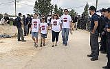 Les habitants de Netiv Haavot quittent pacifiquement leur maisons  peu avant la démolition de 15 maisons construites illégalement en Cisjordanie, sur ordre de la cour, le 12 juin 2018. (Crédit : Jacob Magid/Times of Israel)