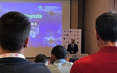 Michael Oren, vice-ministre israélien de la diplomatie publique, s'exprimant lors de la conférence sur la lutte contre le terrorisme et la technologie du terrorisme, dans le cadre des événements de la cyber-semaine 2018 à Tel-Aviv; 17 juin (Shoshanna Solomon / Times of Israel)