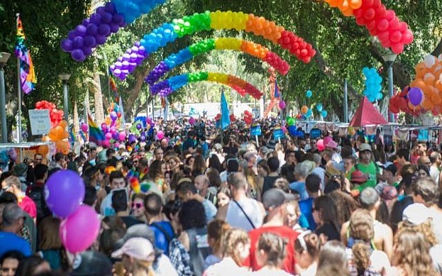 Des milliers de personnes participent au 17e défilé annuel de la Marche des fiertés à Tel Aviv le 12 juin 2015. (Alexi Rosenfeld) Des milliers de personnes participent au 17e défilé annuel de la Marche des fiertés à Tel Aviv le 12 juin 2015. (Alexi Rosenfeld)