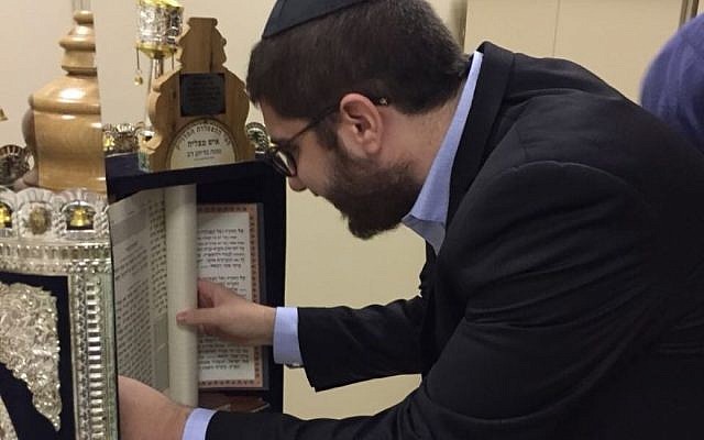 Le rabbin Mendy Aboutboul de la synagogue Edmond J. Safra Ipanema à Rio de Janeiro inspecte le rouleau de haftarah trouvé par la police dans un bidonville local, le 28 mai 2018. (Avec l'aimable autorisation de Edmond J. Safra Ipanema synagogue via JTA) Le rabbin Mendy Aboutboul de la synagogue Edmond J. Safra Ipanema à Rio de Janeiro inspecte le rouleau de haftarah trouvé par la police dans un bidonville local, le 28 mai 2018. (Avec l'aimable autorisation de Edmond J. Safra Ipanema synagogue via JTA)