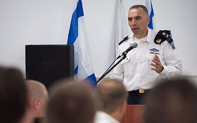 Le général de division Eli Sharvit lors d'une cérémonie de remise de récompense de la marine israélienne à des soldats ayant mené des opérations clandestines en territoire ennemi avec des réussites en termes de renseignement (Autorisation : unité du porte-parole de l'armée israélienne)