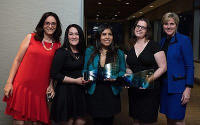 Les journalistes d'investigation Simona Weinglass du Times of Israel, à gauche,, Kelly Carr, Milagros Salazar, Jaimi Dowdell et la présidente de TRACE international  Trace International President Alexandra Wrage à la remise des prix internationale du journalisme d'investigation TRACE, le 6 juin 2018 (Autorisation :  TRACE)