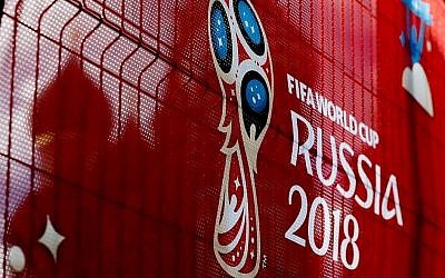 Le logo de la Coupe du Monde 2018 est visible devant la cathédrale Saint-Basile à Moscou, le 10 juin 2018. (Sefa Karacan/Anadolu Agency/Getty Images via JTA)