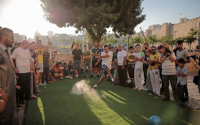 Quelques tirs à un évènement de Kulna Jerusalem, le 25 juin 2018. (Crédit : Ricky Rachman)