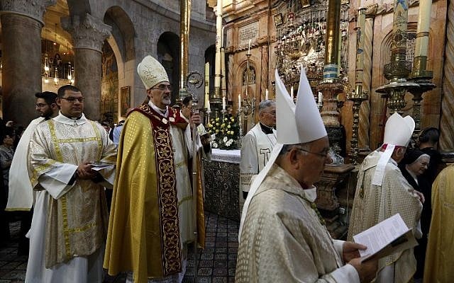 Le chef de l'église catholique romaine en terre sainte, administrateur apostolique du patriarcat romain Pierbattista Pizaballa, dirige la procession du dimanche de Pâques, le 1er avril 2018 à l'église du Saint-sépulcre (Crédit : AFP PHOTO / GALI TIBBON) Le chef de l'église catholique romaine en terre sainte, administrateur apostolique du patriarcat romain Pierbattista Pizaballa, dirige la procession du dimanche de Pâques, le 1er avril 2018 à l'église du Saint-sépulcre (Crédit : AFP PHOTO / GALI TIBBON)