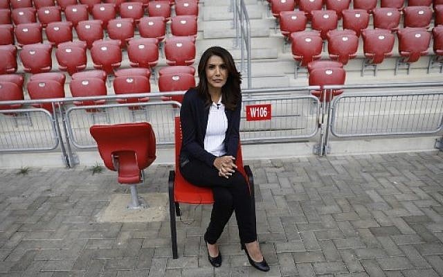 Alona Barkat, propriétaire de l'Hapoel Beer Sheva, au Turner Stadium de Beer Sheva le 8 mai 2018. (Crédit : AFP / MENAHEM KAHANA)
