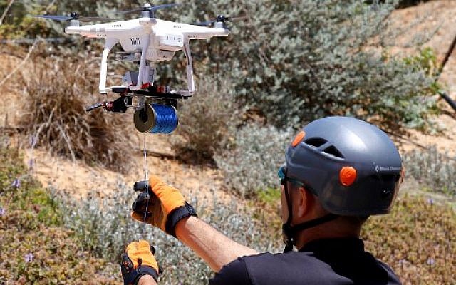 Idan Peretz, ancien membre des forces spéciales de l'armée israélienne et co-fondateur de la start-up de solutions tactiques Highnovate, présente son "Vertical Drone Rope Carrier" (VDRC) devant son bureau à l'Institut Wingate près de Netanya au centre d'Israël en juin. 11, 2018. (Crédit: AFP / JACK GUEZ)