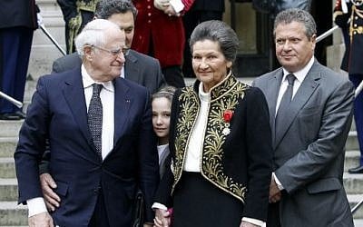 Antoine et Simone Veil, avec leurs fils Jean et Claud-Nicolas, et leur petite-fille, à l'entrée de Simone Veil à l'Académie française, le 18 mars 2010. (Crédit : AFP / FRANCOIS GUILLOT)