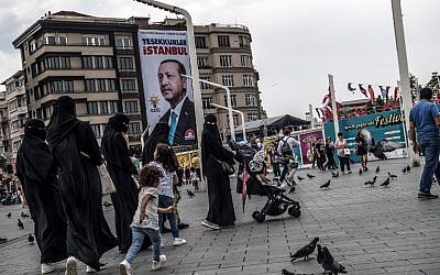 Une affiche du président turc Recep Tayyip Erdogan, avec les mots "Merci Istanbul", le 28 juin 2018. (Crédit : AFP PHOTO / BULENT KILIC)