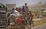 Des Syriens déplacés par les bombardements des forces gouvernementales dans la province de Daraa, dans le sud du pays, arrivent près de la municipalité de Shayyah, au sud de la ville de Daraa,  alors qu'ils se rendent à la zone frontalière entre le plateau du Golan occupé par Israël et la Syrie, le 29 juin 2018 (Crédit :. / AFP PHOTO / Mohamad ABAZEED
