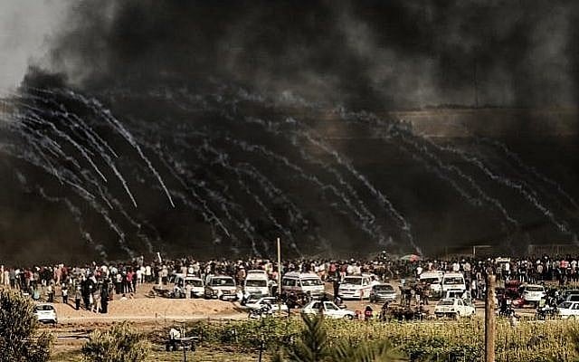 Les militaires israéliens lancent du gaz lacrymogène vers les manifestants à l'est de Gaza City le long de la frontière entre la bande de Gaza et Israël, le 29 juin 2018, durant des affrontements avec les Palestiniens (Crédit : AFP PHOTO / MAHMUD HAMS) Les militaires israéliens lancent du gaz lacrymogène vers les manifestants à l'est de Gaza City le long de la frontière entre la bande de Gaza et Israël, le 29 juin 2018, durant des affrontements avec les Palestiniens (Crédit : AFP PHOTO / MAHMUD HAMS)