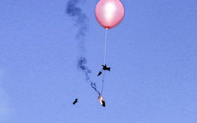 Un ballon transportant des combustibles envoyé vers Israël par des Palestiniens, à l'est de Gaza City, le 29 juin 2018 (Crédit : AFP PHOTO / MAHMUD HAMS)
