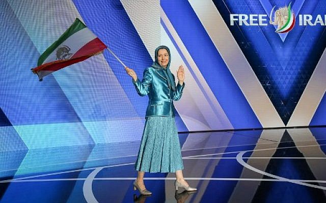 Maryam Rajavi, chef des Moudjahidines du peuple iranien (MEK), un groupe d'opposition, salue le public au rassemblent Free Iran 2018, à Villepinte, le 30 juin 2018. (Crédit : AFP / Zakaria ABDELKAFI Maryam Rajavi, chef des Moudjahidines du peuple iranien (MEK), un groupe d'opposition, salue le public au rassemblent Free Iran 2018, à Villepinte, le 30 juin 2018. (Crédit : AFP / Zakaria ABDELKAFI