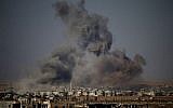 De la fumée s'élève au-dessus d'une ville tenue par les rebelles à l'est de la ville de Daraa pendant les frappes aériennes des forces du régime syrien le 30 juin 2018. (Mohamad ABAZEED/AFP)