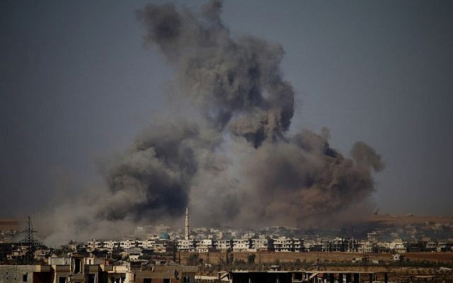 De la fumée s'élève au-dessus d'une ville tenue par les rebelles à l'est de la ville de Daraa pendant les frappes aériennes des forces du régime syrien le 30 juin 2018. (Mohamad ABAZEED/AFP) De la fumée s'élève au-dessus d'une ville tenue par les rebelles à l'est de la ville de Daraa pendant les frappes aériennes des forces du régime syrien le 30 juin 2018. (Mohamad ABAZEED/AFP)