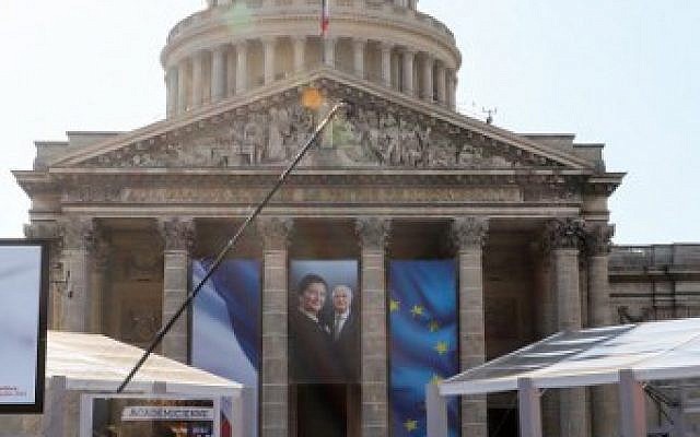 Des photos de la femme politique et survivante de la Shoah devant le Panthéon, avant l'arrivée des cercueils d'Antoine et Simone Veil, le 1er juillet 2018. (Crédit : AFP PHOTO / POOL / LUDOVIC MARIN)