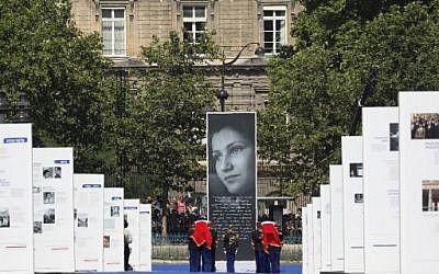 Des gardes républicains français transportent les cercueils d'Antoine et Simone Veil, à leur arrivée rue Soufflot, pour leur panthéonisation, le 1er juillet 2018. (Crédit : AFP / POOL / LUDOVIC MARIN)