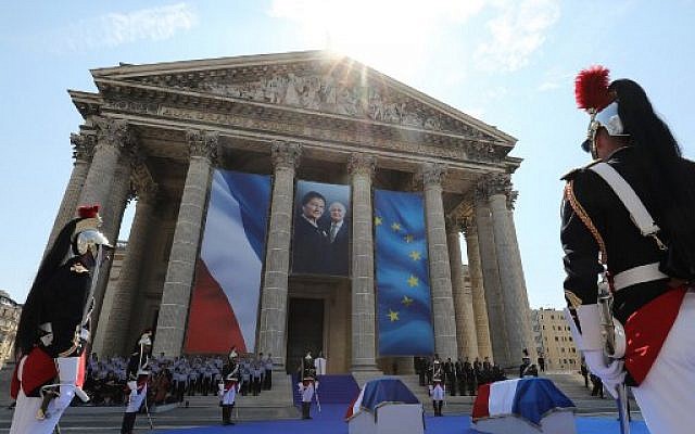 Des photos de la femme politique et survivante de la Shoah devant le Panthéon Simone Veil et de son mari, pendant le discours du président Emmanuel Macron le 1er juillet 2018. (Crédit : AFP PHOTO / POOL / LUDOVIC MARIN)