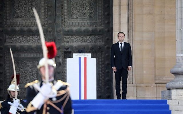 Emmanuel Macron sur les marches du Panthéon, pendant la cérémonie en hommage à Antoine et Simone Veil, le 1er juillet 2018. (Crédit : AFP PHOTO / POOL / LUDOVIC MARIN)