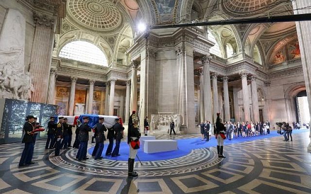 Emmanuel et Brigitte Macron devant les cercueils d'Antoine et Simone Veil, à l'intérieur du Panthéon, le 1er juillet 2018. (Crédit : AFP/POOL/Ludovic MARIN)