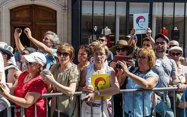 Les Français ont afflué en masse pour rendre un dernier hommage à une femme d'exception, Simone Veil, à l'occasion de sa panthéonisation à Paris, le 1e juillet. (Crédit : AFP / POOL / Christophe Petit-Tesson)
