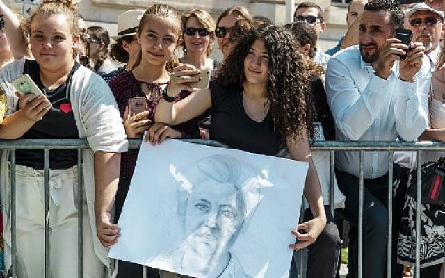 Les Français ont afflué en masse pour rendre un dernier hommage à une femme d'exception, Simone Veil, à l'occasion de sa panthéonisation à Paris, le 1e juillet. (Crédit : AFP / POOL / Christophe Petit-Tesson)