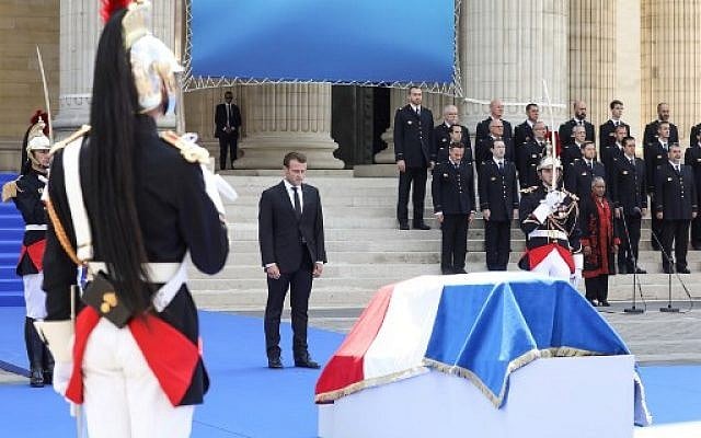 Emmanuel Macron devantlles marches du Panthéon, pendant la cérémonie en hommage à Antoine et Simone Veil, le 1er juillet 2018. (Crédit : AFP PHOTO / POOL / LUDOVIC MARIN)
