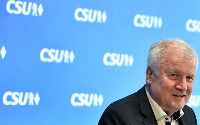 Le ministre de l'Intérieur en Allemagne Horst Seehofer, à Munich, le 1er juillet 2018 in Munich. (Crédit : AFP PHOTO / Christof STACHE) Le ministre de l'Intérieur en Allemagne Horst Seehofer, à Munich, le 1er juillet 2018 in Munich. (Crédit : AFP PHOTO / Christof STACHE)