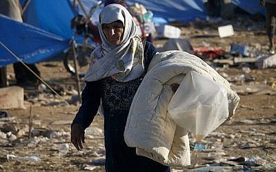 Des Syriens déplacés de la province de Daraa qui ont fui les frappes des forces pro-gouvernementales  dans un camp de fortune à proximité de la frontière jordanienne et de la ville de  Nasib, dans le sud de la Syrie, le 2 juillet 2018 (Crédit : AFP/Mohamad Abazeed)