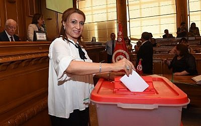 La candidate élue du parti islamiste Ennahdha, Souad Abderrahim, met son bulletin dans l'urne pour les élections municipales dans la ville de Tunis, le 3 juillet 2018 (Crédit :  / AFP PHOTO / FETHI BELAID)